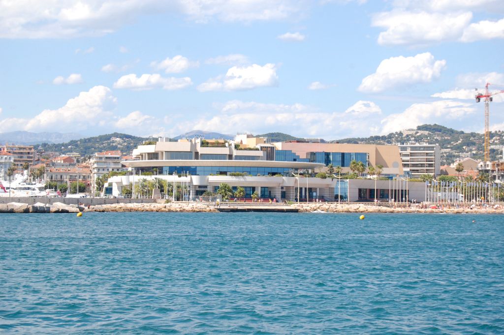 کاخ جشنوارهها و کنگرههای شهر کن در فرانسه، محل برگزاری جشنوارهٔ تبلیغاتی Cannes Lions، از سمت دریا